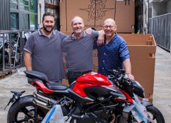 Auto Stahl Wien 22 MV Agusta Pressefotos Schätzmeister Markus Hatschka und Peter Pfeiffenstein mit Verkaufsleiter Andras Juhas