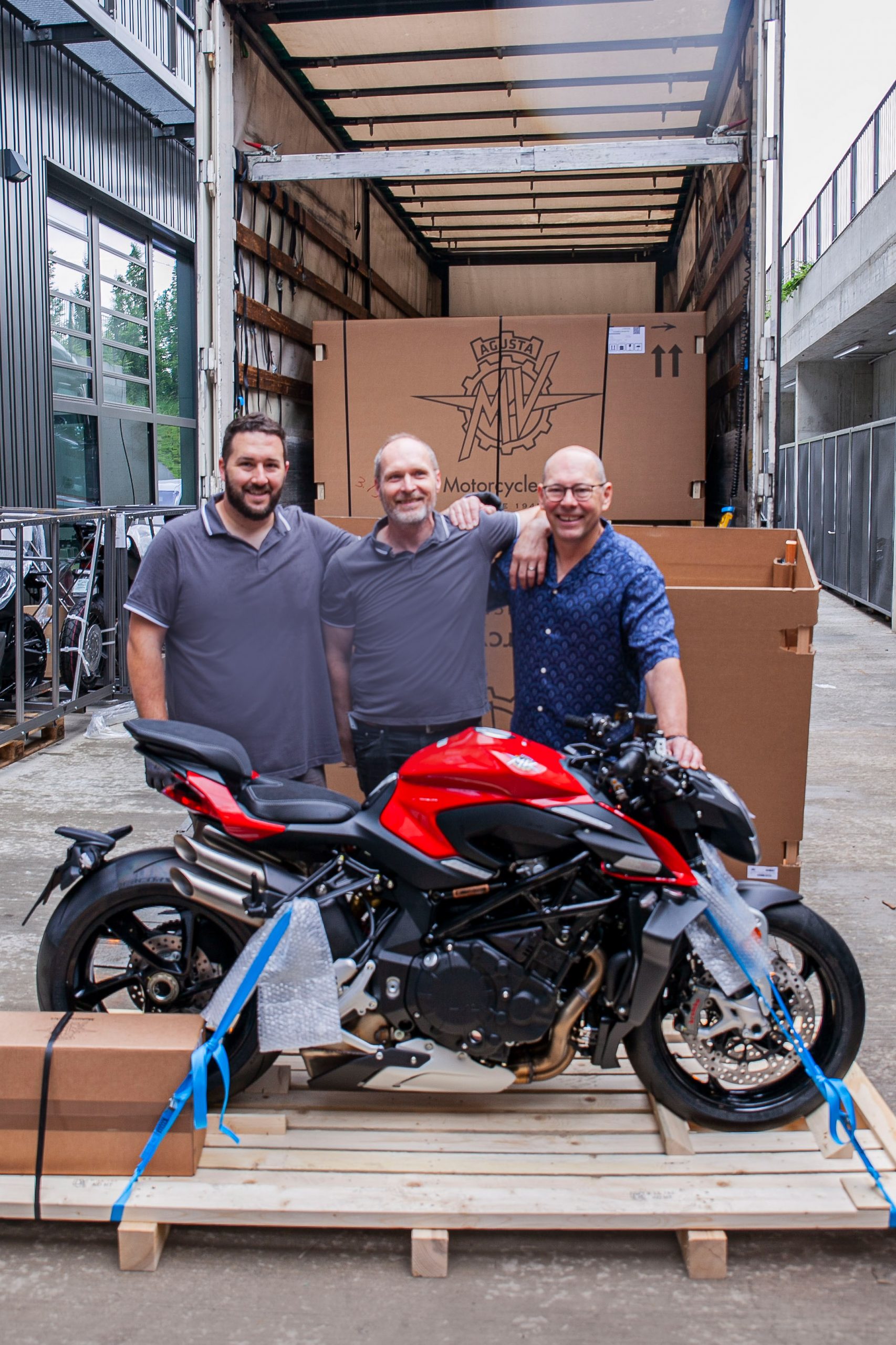 Auto Stahl Wien 22 MV Agusta Pressefotos Schätzmeister Markus Hatschka und Peter Pfeiffenstein mit Verkaufsleiter Andras Juhas