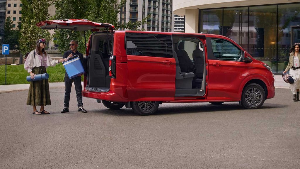 ford-de-tourneo-custom-03_V710_Tourneo_SWB_Ext_Rear_7_8_Static_Talent_3_1440x810