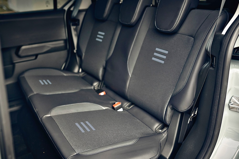 ford-e_tourneo_courier-eu-Column_Card_E_Tourneo_Courier_Active_30-1000x667-1000x667-detail-rear-interior