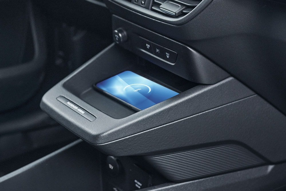 ford-e_transit_courier-eu-Column_Card_E_Transit_Courier_Interior_03-1000x667-1000x667-detail-on-center-charging-pad
