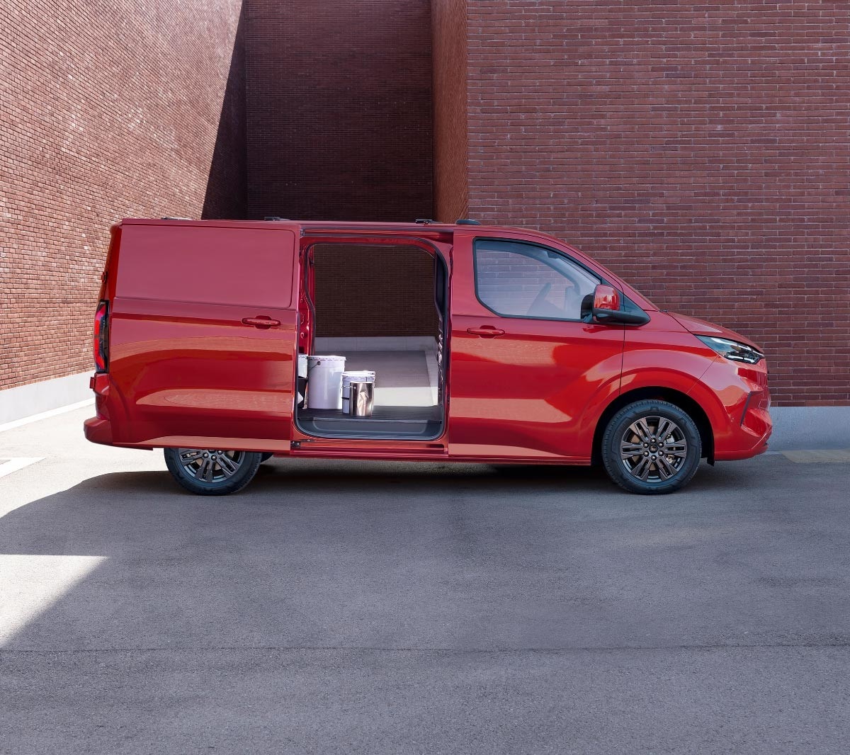 ford-transit_custom-Limited_Profile_View_Doors_Open_Static_Talent_V710-9x8-1200x1066-red-transit-custom.jpg.renditions.original